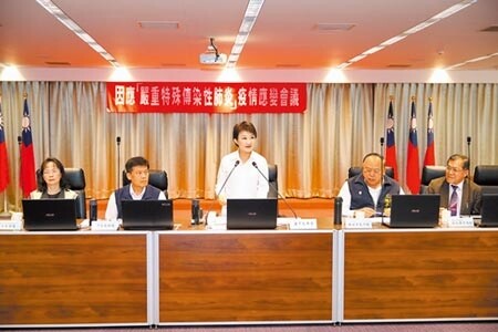 台中市長盧秀燕（中）召集跨局處單位，召開武漢肺炎防疫應變會議。圖／記者陳淑芬攝影