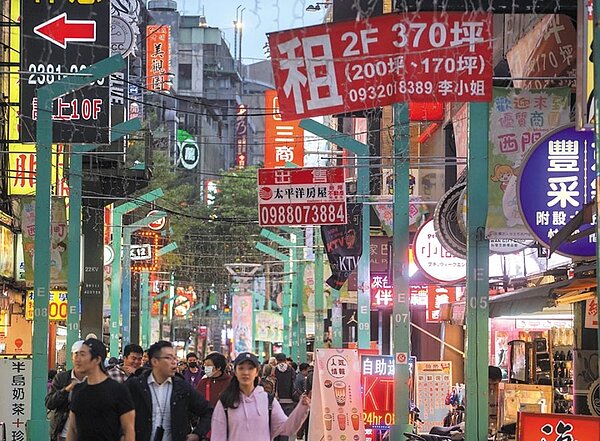 台商回流、投資成長,帶動經濟活絡,台經院昨公布,上修今年全年經濟成長率至2.67%。圖為台北市西門商圈逛街人潮。圖/中時電子報