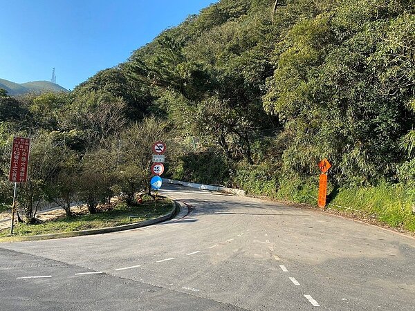 去年12月巴拉卡公路因連日大雨發生上邊坡坍方導致道路中斷，北市府緊急搶修，今傳來好消息，已提前至1月22日農曆年節前夕開放。圖／北市工務局提供