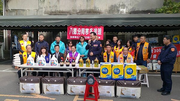 桃園市八德警分局結合地方善心人士,舉辦寒冬送暖活動,捐贈生活物資給弱勢家庭、獨居長者等需要幫助的人。圖/八德警分局提供