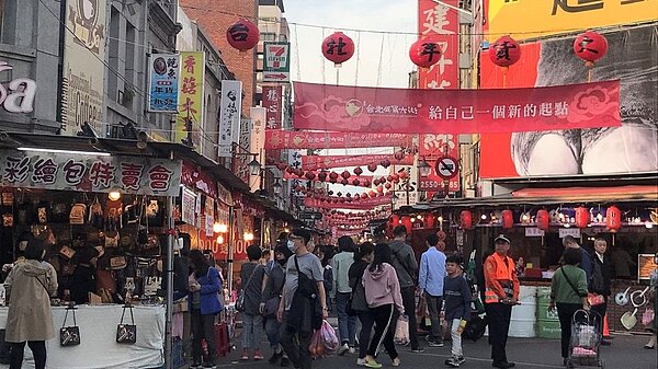 年貨大街多是歷史悠久商圈,原本即很熱鬧,加上近年紛紛轉型,人潮穩定,想投資店面穩定收租的民眾,不妨考慮四大特色年貨大街,投資報酬率可達2%~5%。圖/聯合報資料照