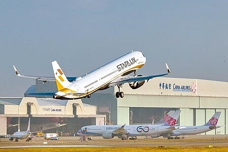 星宇航空在23日3箭齊發,正式啟航。(陳麒全攝)