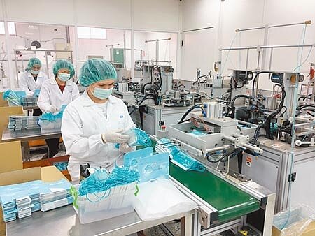 
台灣彩色口罩大廠CSD中衛存貨量進入緊急狀態，為因應醫院需求，中衛決定於春節停止休假，調派可上班員工回廠加班。（馮惠宜攝）
 