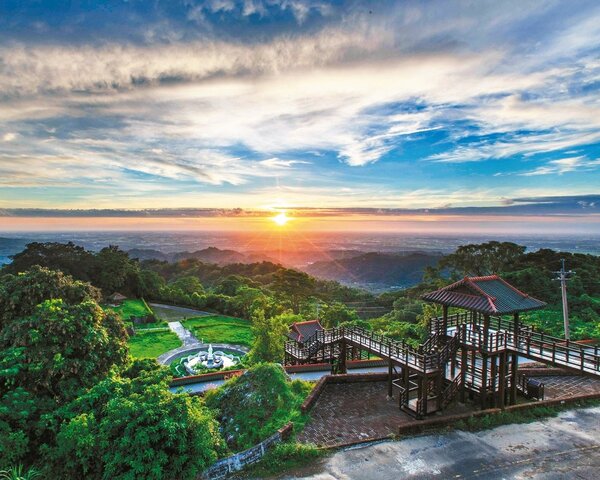 火山碧雲寺夕陽落日美景。 圖／台南市觀光旅遊局提供