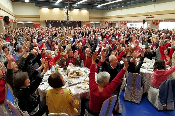 長庚養生文化村除夕團圓圍爐宴席開120桌,住民加總超過5萬歲,現場摸獎場面歡樂。圖/長庚養生村提供