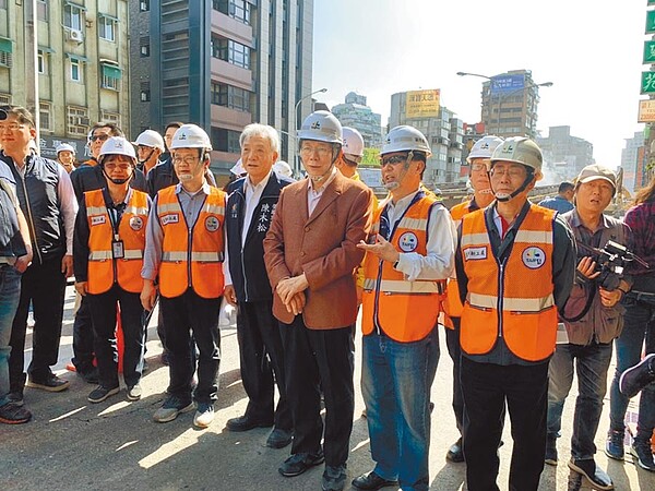 台北市長柯文哲24日視察重慶高架橋拆除進度。圖/張薷攝