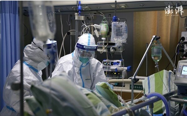 武漢中南醫院重症隔離病房醫護人員，在救治新型冠狀病毒肺炎患者。圖／取自上海《澎拜新聞》