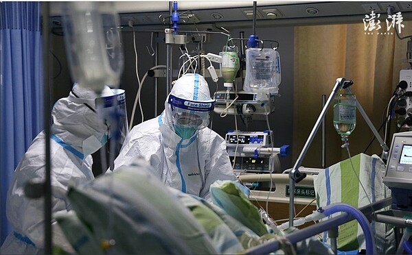 武漢中南醫院重症隔離病房醫護人員，在救治新型冠狀病毒肺炎患者。圖／取自上海《澎拜新聞》
