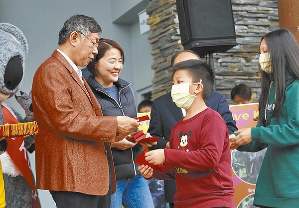 台北市長柯文哲(後排左一)大年初一出席無尾熊2020賀新年暨關懷澳洲森林大火愛心活動,與副市長黃珊珊(左二)向市民拜年,發紅包及賀卡,不少民眾都戴上了口罩。圖/張鎧乙攝