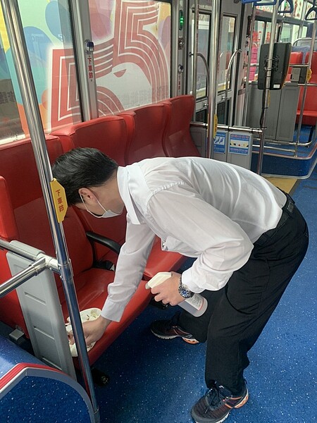 北市公共運輸處指出,即日起北市所有公車駕駛員行車時全面配戴口罩,加強車內消毒。圖/公運處提供