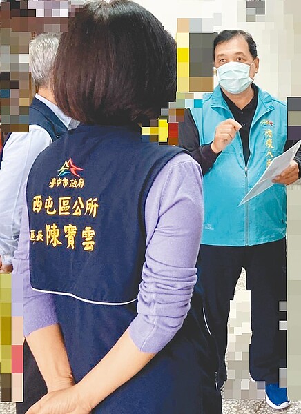 台中市西屯區公所偕同衛局防疫員,向從武漢返台李姓民眾及家人宣告居家檢疫。(台中市政府提供)