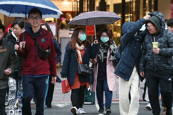 27日、28日兩天強烈大陸冷氣團逐漸南下及華南雲雨區東移，各地天氣逐漸轉冷，且台灣東半部、北部地區及中南部山區有局部短暫雨。 記者曾原信／攝影