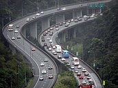 國道北上出四最塞　3路段堵到凌晨