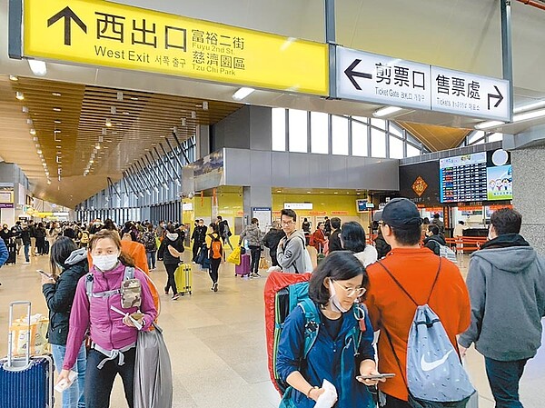 蘇花改通車以及國道客運開通,不過數據顯示,搭乘火車返鄉仍是首選,花蓮火車站春節期間人潮湧現。(王志偉攝)