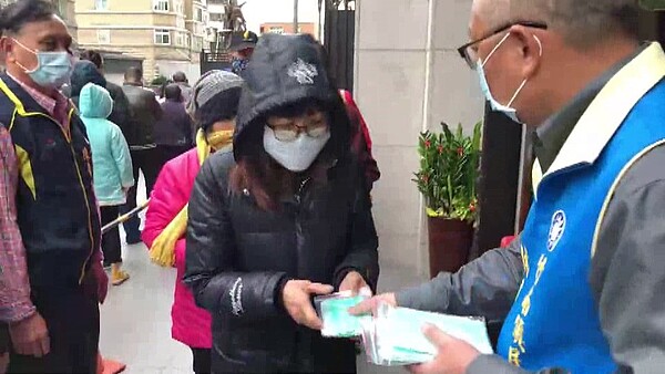 生技業者苗栗縣西藥商業同業公會理事長林泉宗今天上午免費發送3萬片口罩,地方民眾扶老攜幼領取。記者范榮達/攝影