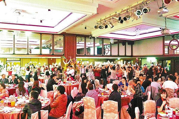 武漢肺炎疫情升溫,和泰汽車昨率先宣布取消春酒,許多公司傾向近期不辦大型聚會,春酒退訂潮蠢動。(示意圖,與新聞內容無關)(飯店業者提供)(飲酒過量,有害健康)