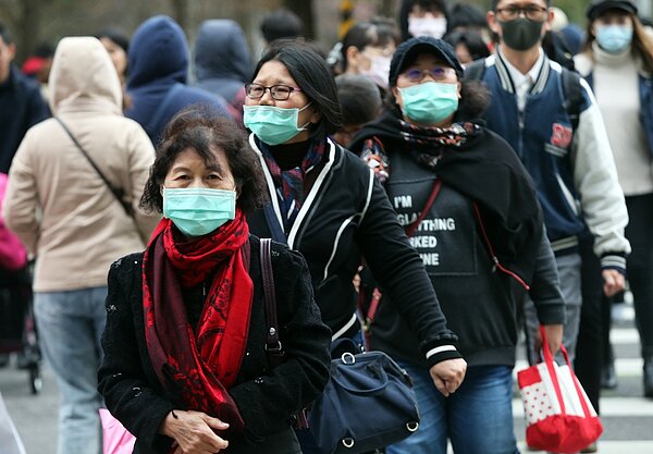 口罩出口管制一個月引發論戰,財政部強調,管制口罩出口是針對所有國家全面管制。 聯合報系資料照/記者徐兆玄攝影