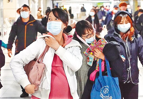 武漢疫情影響開工時程,大陸多個城市封城、地方政府紛紛宣布復工延期,在陸台商開工時程堪稱歷年最亂。圖為台北車站近日湧現返回工作崗位人潮。(本報資料照片)