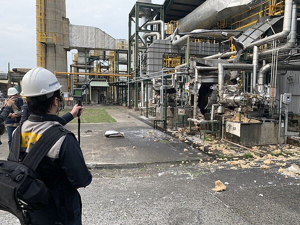 李長榮大社廠29日下午因鍋爐氣爆發出巨大聲響，並冒出黑煙，環保局派員到場進行環境監測，揮發性有機化合物（VOCs）、總碳氫化合物（THCs）皆為環境背景值。圖／高雄市環保局提供