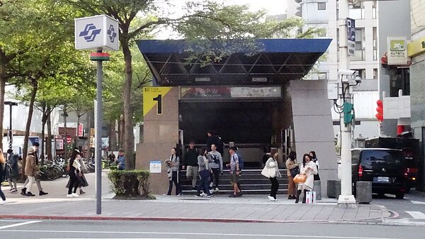 捷運局表示,中山站1號出入口,原先僅有一座樓梯及一座上行電扶梯,讓旅客更方便進出車站,將改為上、下行電扶梯各一座。圖/北捷提供