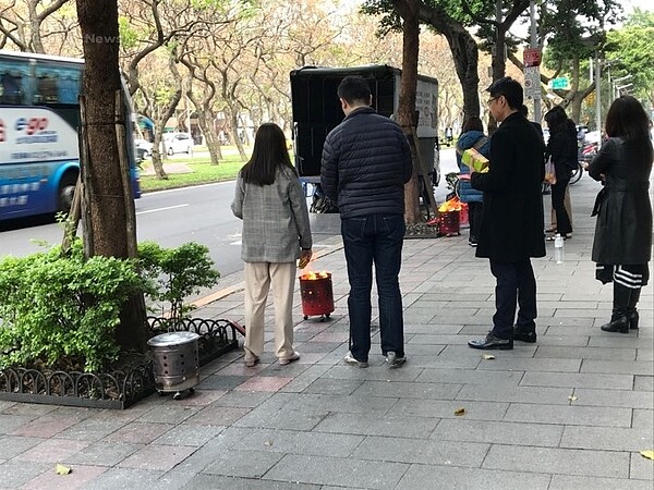 燒紙錢這項傳統習俗,在華人社會已流傳千年。圖/好房網News記者呂詠柔攝