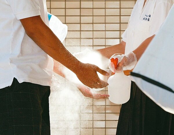 外出回家後酒精消毒能減少把細菌帶回家的風險，回家後需使用酒精消毒才能減低被感染的機率。 圖╱聯合報系資料照片