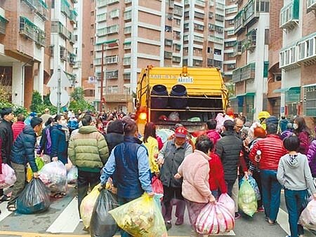 桃市府頻宣導「只收垃圾,不收紅包」,仍有熱情民眾會偷塞紅包給清潔隊員,大隊將今年收到的15.4萬元全數化作愛心,捐給桃園市政府社會救助金專戶。(蔡依珍攝)