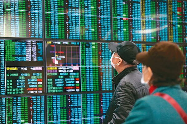 台北股市昨天開紅盤,但受武漢肺炎疫情衝擊,收盤重挫六九六點,創史上最慘開紅盤行情。 記者徐兆玄/攝影