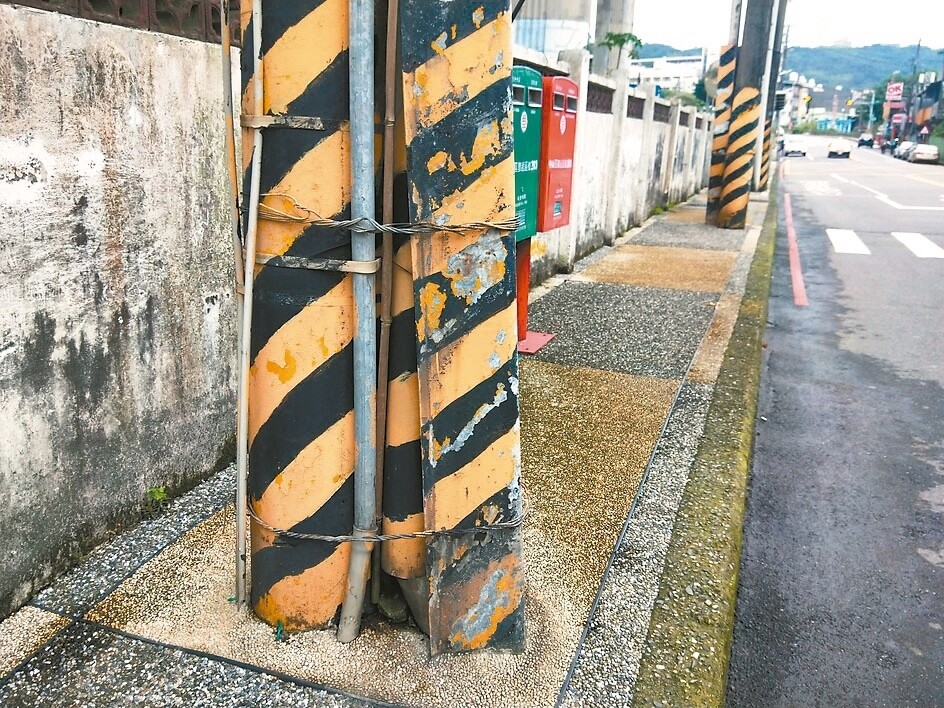 基隆市地狹人稠，道路多單行道，路幅不大，導致許多電線桿直接設在人行道上，行人空間不夠友善。 記者游明煌／攝影