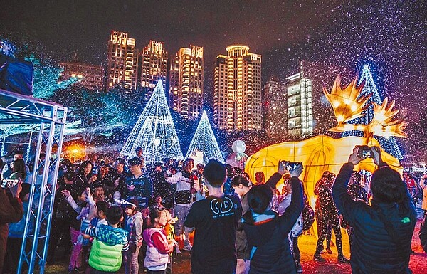 為防武漢肺炎疫情擴散,專家認為大型活動最好停辦。如期開幕的台灣燈會,在防疫上將是挑戰。圖為台中文心森林公園副展區,早在去年底已搶先登場。(台中市政府提供)