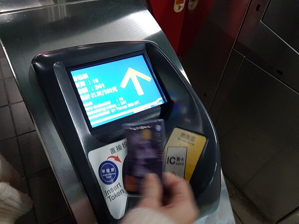 北捷閘門讀卡機螢幕從20日起就開始顯示搭乘次數與累積全票票價的金額,方便民眾參考、估算未來回饋金所得。記者翁浩然/攝影