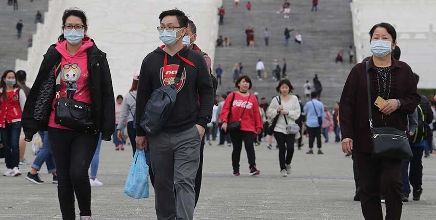 武漢肺炎疫情延燒,波及企業年後春酒舉辦意願,退訂潮蠢蠢欲動。不少民眾也提高對這波疫情的警戒心,既使在郊外空曠處也可見民眾戴著口罩保護自身的安全。圖/陳怡誠