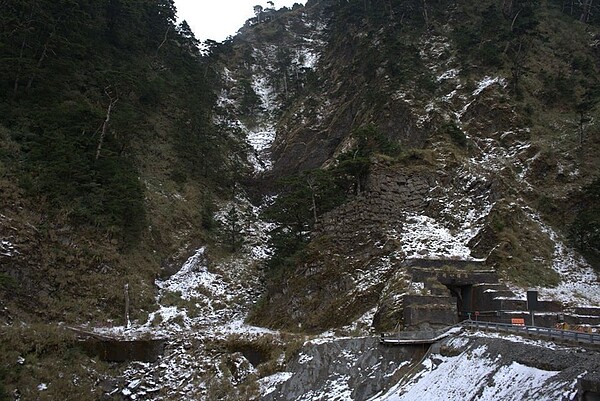 此波低溫夾帶豐沛水氣，連接高雄台東兩地的大關山隧道下雪，山區工作人員拍下難得一見的雪景畫面。記者徐白櫻／翻攝