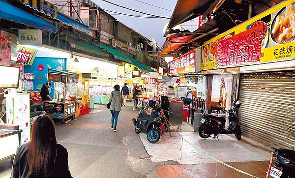 受到2019新型冠狀病毒疫情持續升高影響，來台灣觀光的國際旅客持續下滑，士林夜市更顯冷冷清清，觀光產業面臨嚴重的考驗。（鄭任南攝）