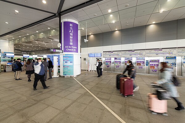 配合新北環狀線今天(31日)開通,機場捷運A3新北產業園區站,同步啟用預辦登機及行李託運服務。圖/桃園市政府提供