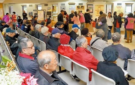 上周有13人因流感併重症死亡,疾管署官員表示,死亡病例大多沒有打流感疫苗。圖為為北市聯合醫院仁愛院區開打公費流感疫苗。圖/中時資料照片