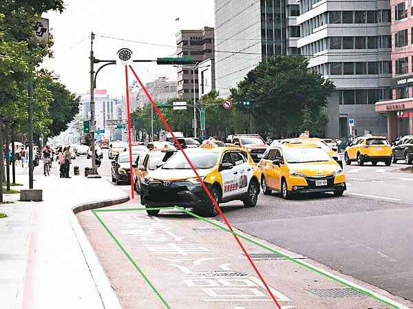 北市市府轉運站前公車站科技執法,啟動影像監控。 圖/交通警察大隊提供