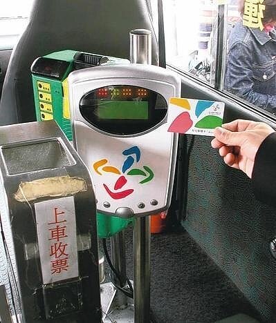 雙北公車上下車刷卡今起推動第2階段,未來未完成上下車刷卡的民眾,無法享轉乘優惠。圖/聯合報系資料照片