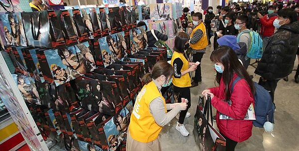 台北國際動漫節1日開幕，在武漢肺炎疫情持續升高下，主辦單位特別宣導參展民眾要戴口罩進場，並在入口處量體溫並噴灑酒精消毒。圖／鄭任南