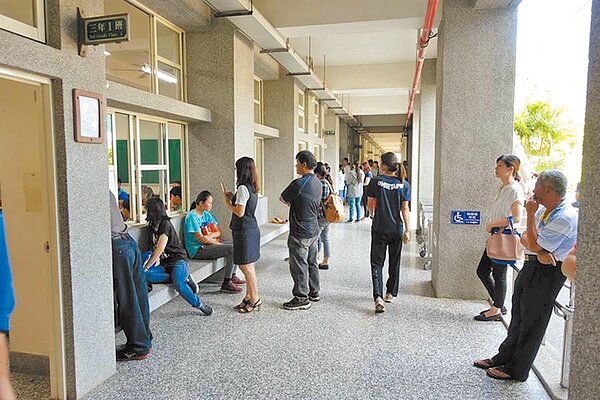 台北市政府教育局特別建置「新生入學作業平台」,簡化國中新生報到程序,讓新生報到更便利。圖/中時報系資料照