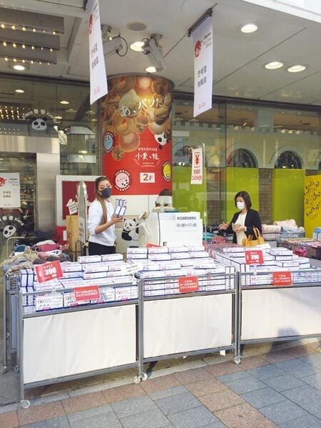東京百貨商場農曆春節期間推出的花車上,口罩取代了福袋。圖/記者黃菁菁攝影