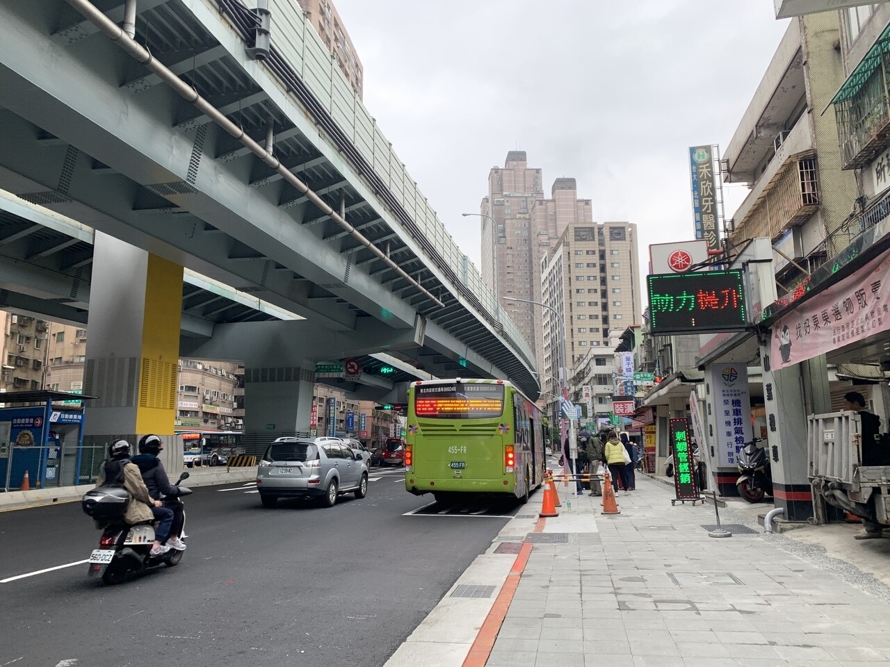 新北環狀線正式通車，沿線人行道也進行拓寬優化工程，總計22.5公里，更符合捷運周遭應有市容。 圖／記者魏翊庭攝影