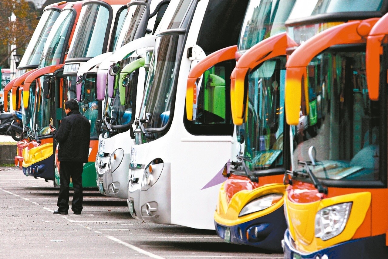 遊覽車公會反映，因武漢肺炎疫情擴大，旅客現在陸續退團，遊覽車業者面臨很大的生計壓力。圖／聯合報資料照