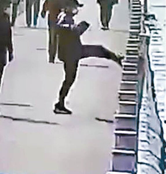 山西省臨汾市古縣口罩男一腳飛踹致215根石柱斷裂。圖／截自視頻