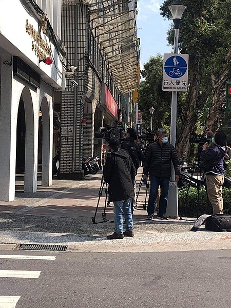 馮姓男子前往和平派出所澄清說明。圖/讀者提供
