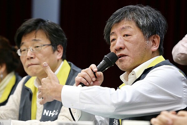 指揮中心指揮官陳時中(右)表示,武漢滯留台商回來一事,台灣已做好萬全準備。 圖/聯合報系資料照片