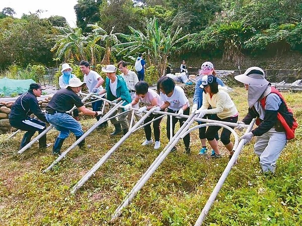 「有限責任新北市友善住宅公用合作社」除了共居，並租下農地一起耕種。 圖／鄭文正提供