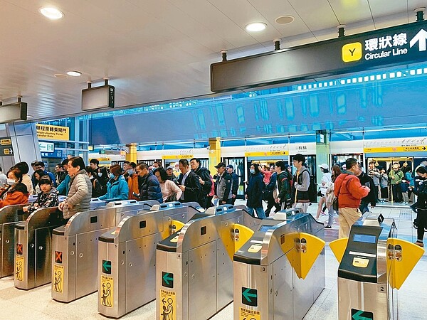 新北環狀線第一階段1月31日正式通車,到2月1日為止,光2天就有約10萬人次搭乘。 記者張曼蘋/攝影