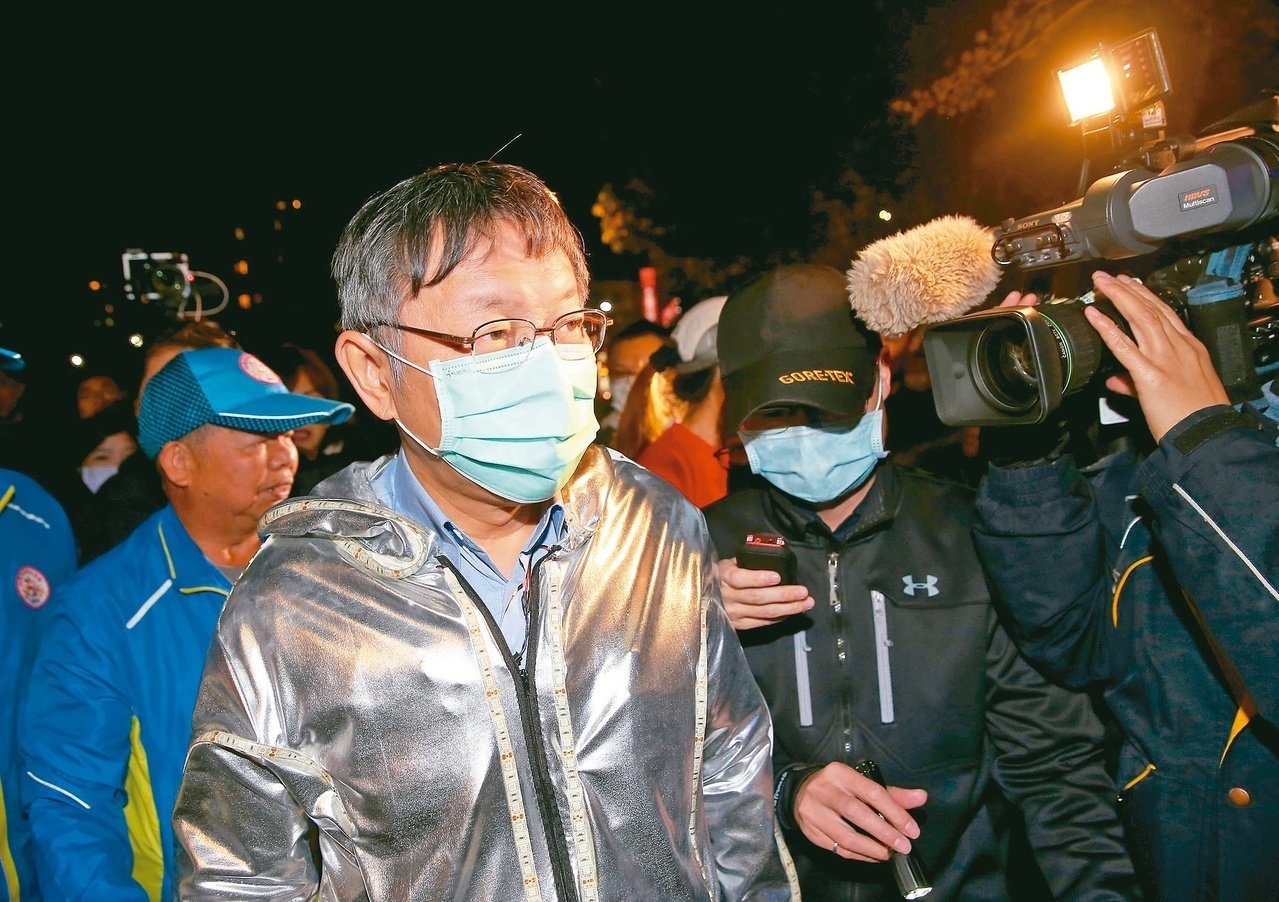 台北市長柯文哲（左）2日晚出席樂活夜櫻季活動，被問到洩漏防疫訊息一事，原不發一語，後來表示會檢討。 圖／記者余承翰攝影