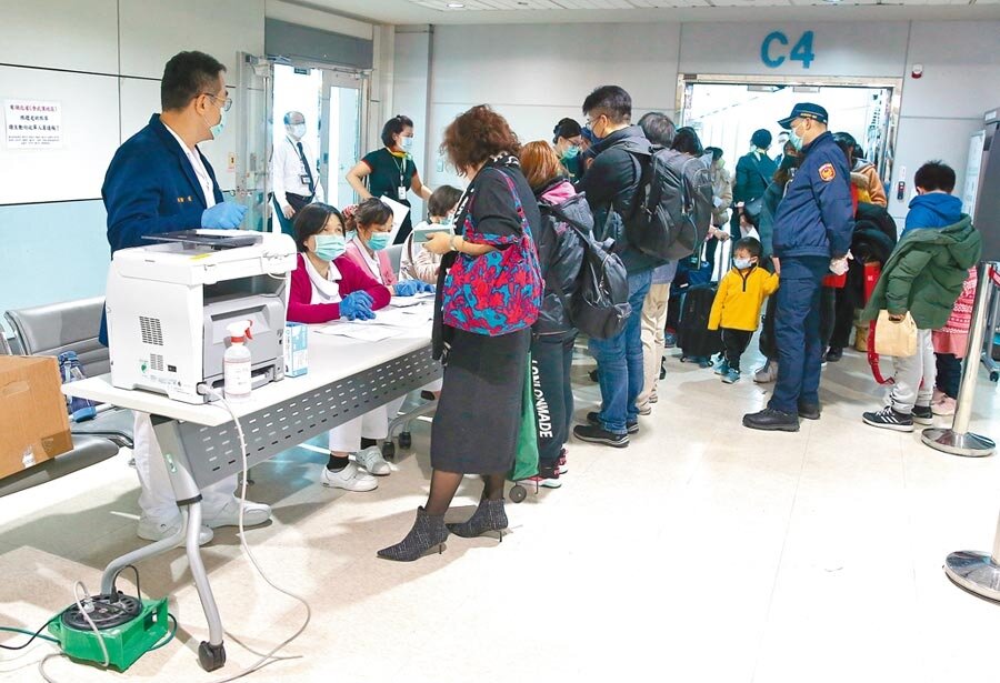 大陸廣東列為武漢肺炎2級流行地區後,首批從廣州飛抵桃園機場的旅客,強制填寫通知書,實施居家隔離檢疫14天。武漢包機則最快今回台,防疫大作戰進入關鍵時刻。圖/陳麒全攝